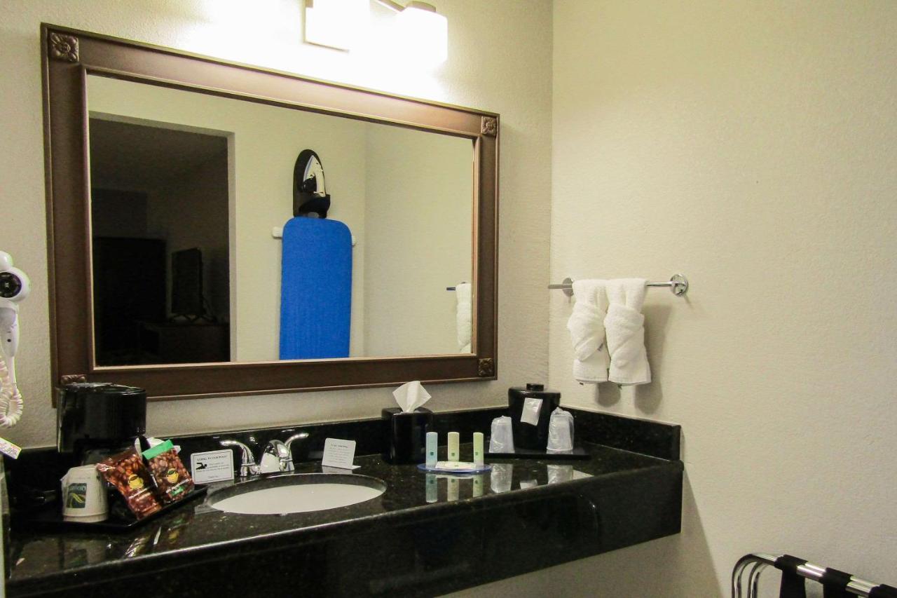 Four Corners Quality Inn & Suites Kissimmee By The Lake מראה חיצוני תמונה